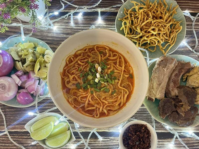ข้าวซอยกับเครื่องเคียงครบชุด ผักกาดดอง หอมแดง มะนาว เส้นกรอบ พริกเผา และเนื้อตุ๋น