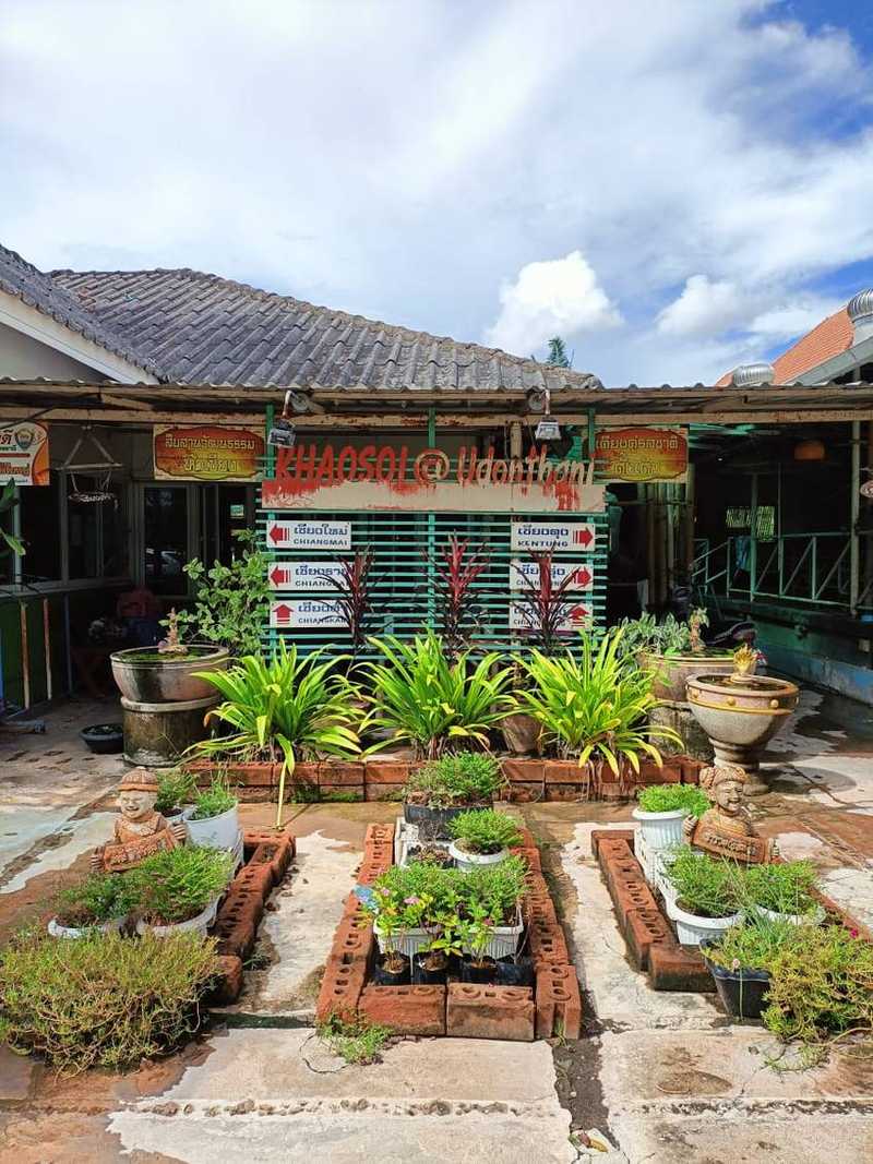 สวนหน้าร้านและอาคารร้านข้าวซอยไทยใหญ่