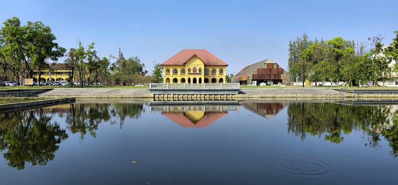 อาคารพิพิธภัณฑ์เมืองอุดรธานีสะท้อนบนผิวน้ำนิ่ง