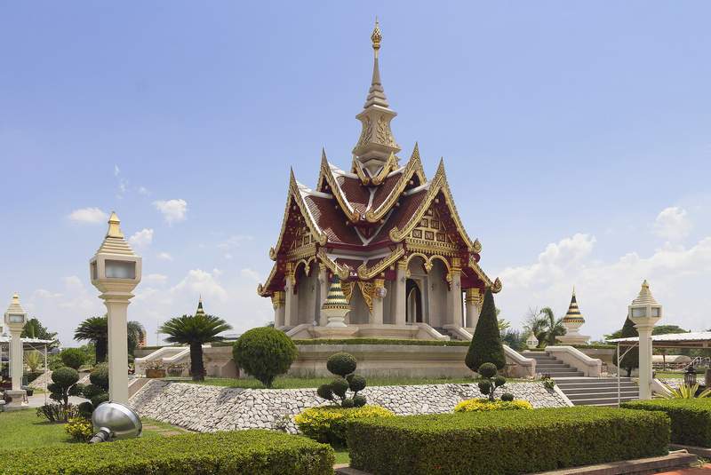 ศาลาทรงไทยยอดแหลมของศาลหลักเมืองอุดรธานี ล้อมด้วยสวนตัดแต่ง